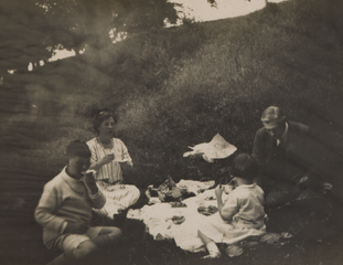 Family picnic, August 1923